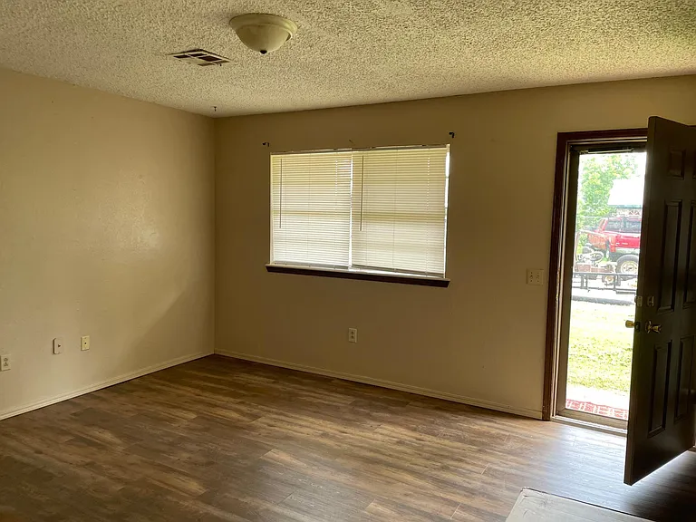 307 E Louisiana Dr — Photo 5