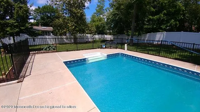 617 Greenwich Ct photo 1
