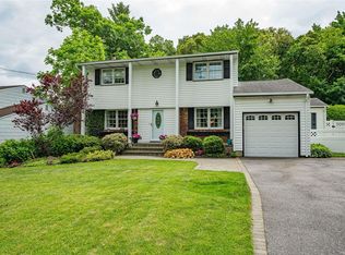 42 Cross St, Smithtown, NY 11787
