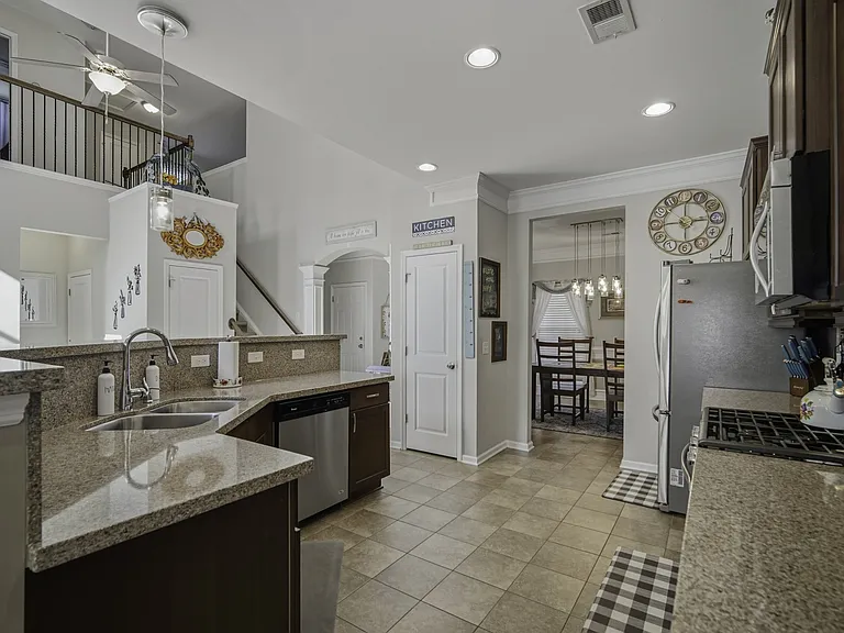 225 Urbano Ln — Photo 20