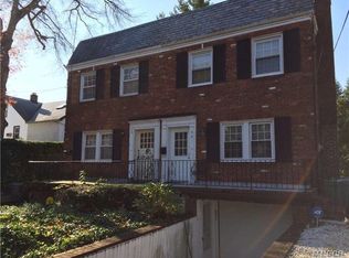 30 Spruce St, Great Neck, NY 11021