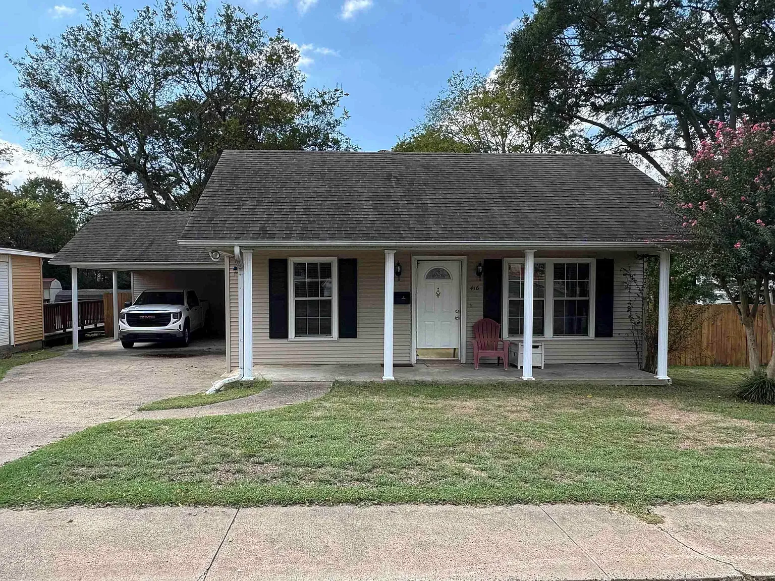 3 bed, 1200 sqft, $1,600 — Photo 1