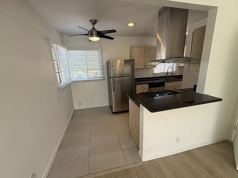 220 W Holly Ave — Photo 2