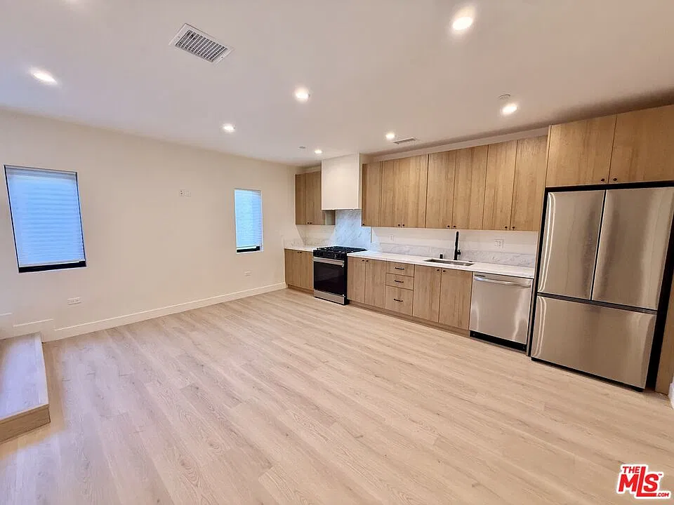 3 bed, 2.0 bath, 1200 sqft, $4,850 — Photo 2