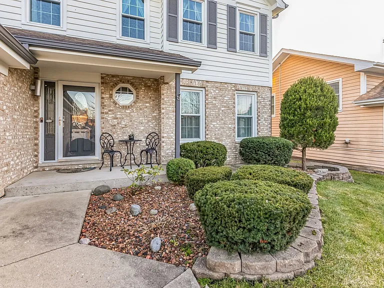 324 Chesapeake Ln — Photo 2
