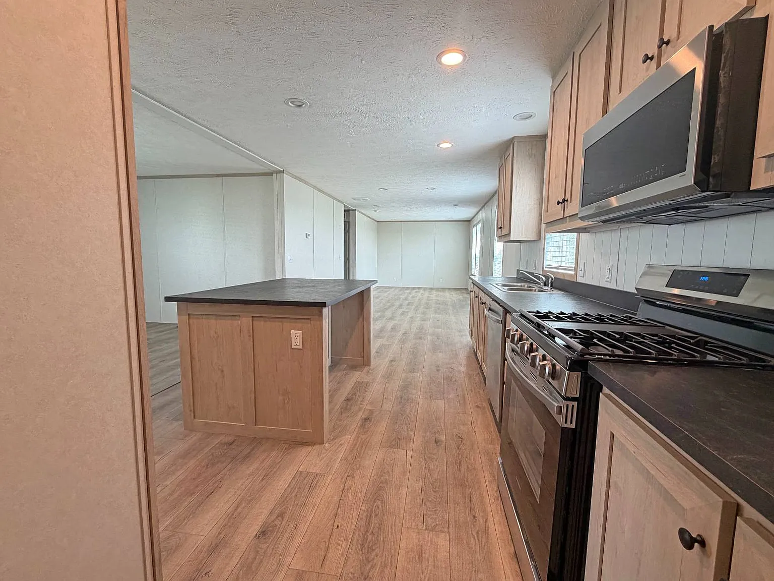 3 bed, 2.0 bath, 1250 sqft, $1,700 — Photo 3