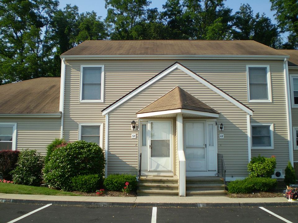 Front enterance w/2 spots out front
