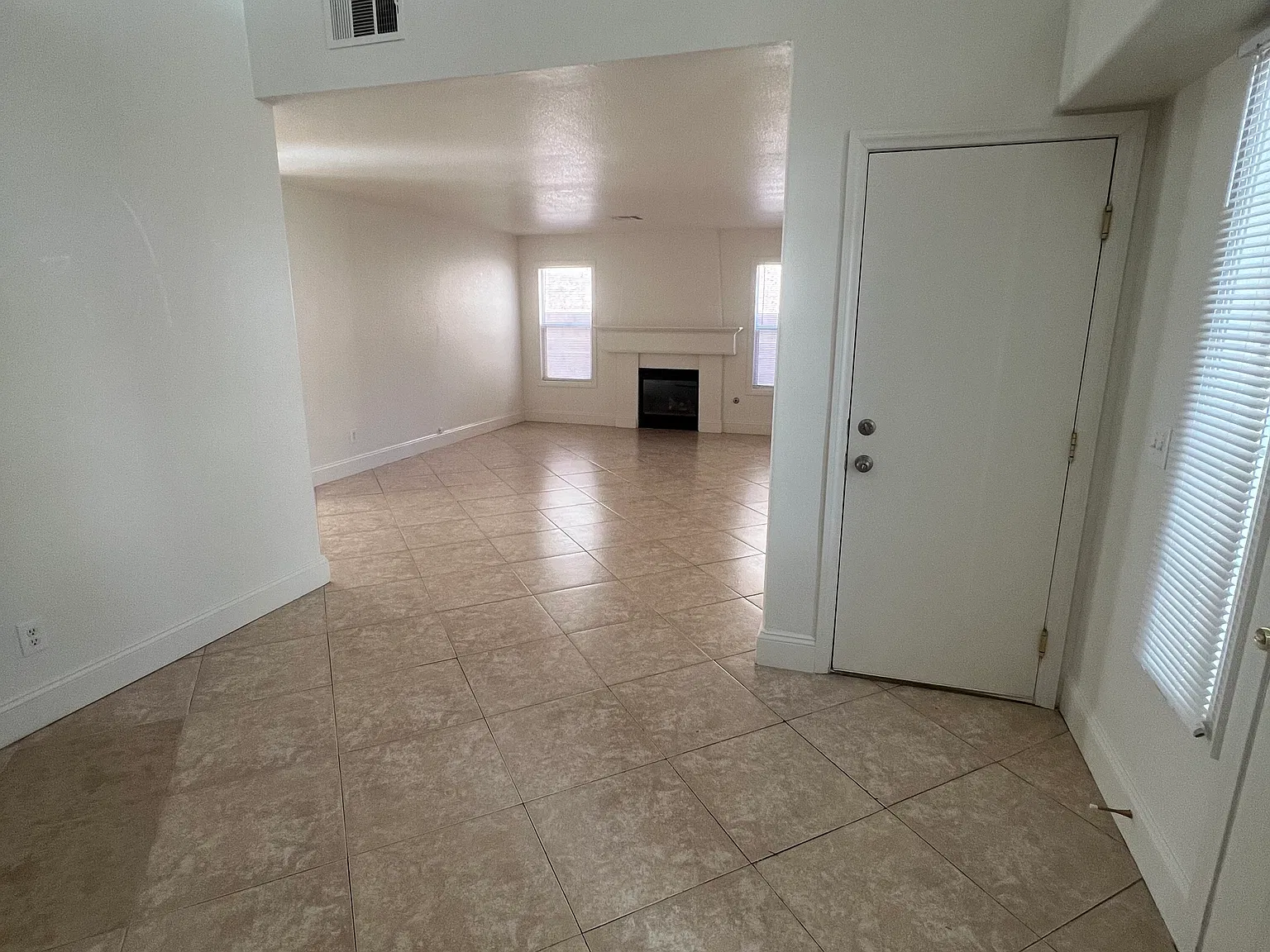 3 bed, 2.5 bath, 1851 sqft, $2,300 — Photo 4