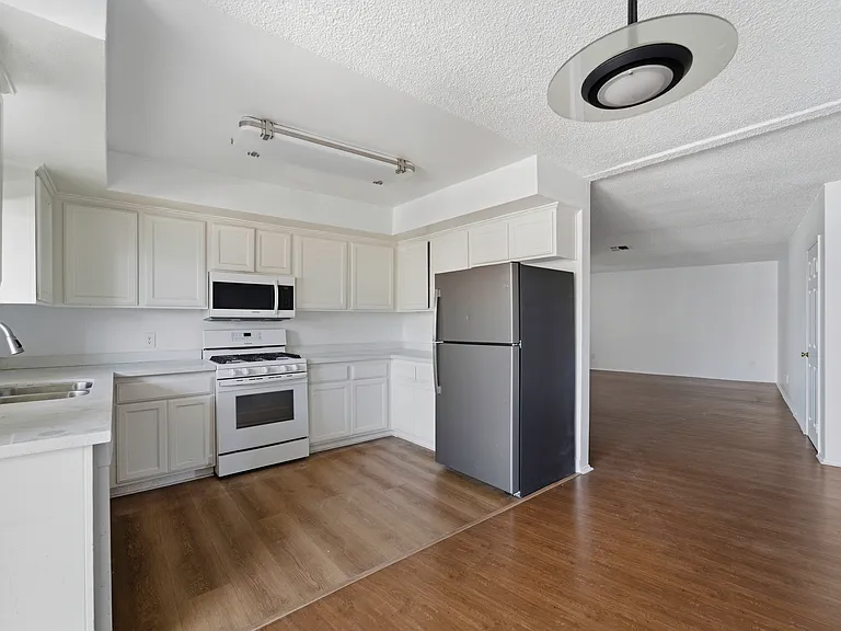 4320 Mammoth Ave #207 — Photo 11