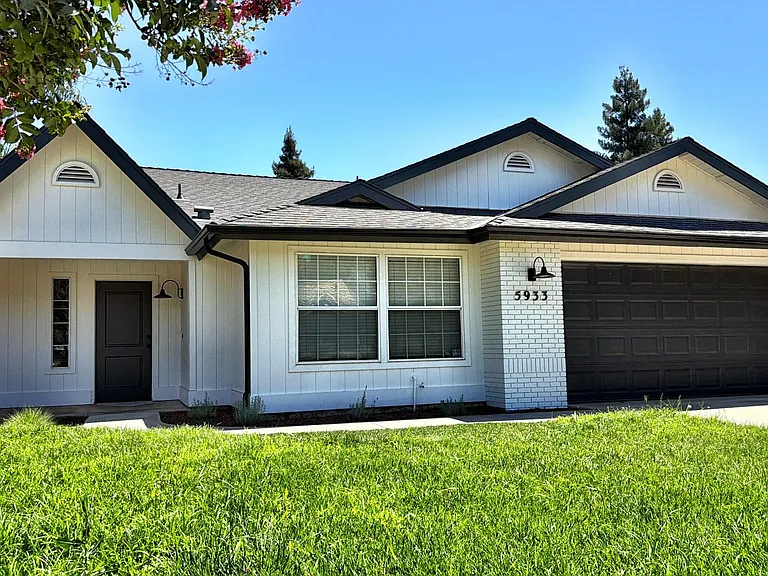 5933 W Iris Ct — Photo 2