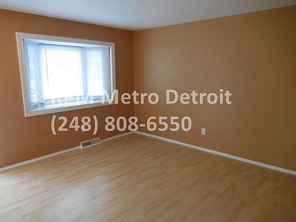3rd image of 6590 Buckland Ave