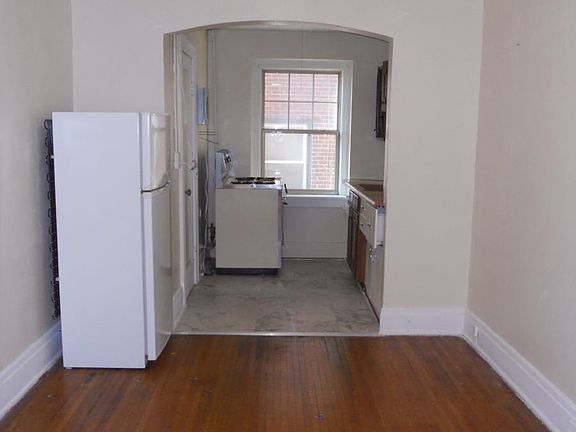 5th image of 217 Elmwood Ave APT 11