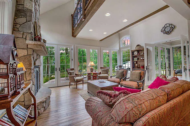 5 bed, 5000 sqft, $12,000 — Photo 2