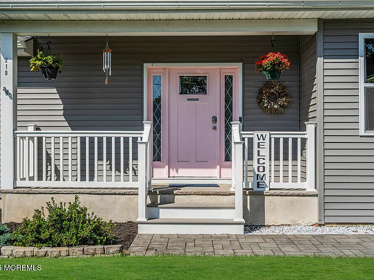 210 Mermaid Dr — Photo 2