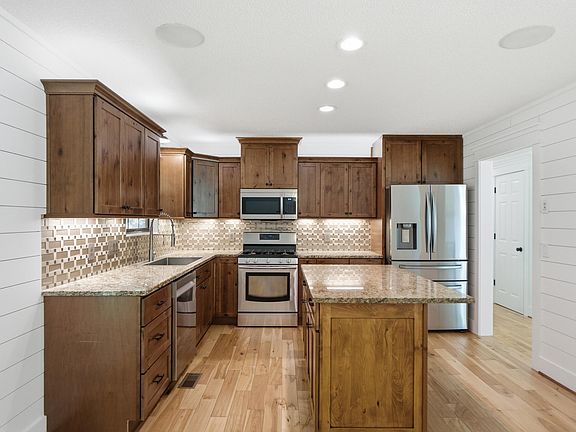 4th image of 5033 Hunter Village Dr