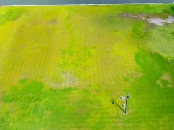 71 Queen Bess Dr, Grand Isle, LA 70358