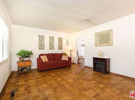 3rd image of 816 N Doan Dr