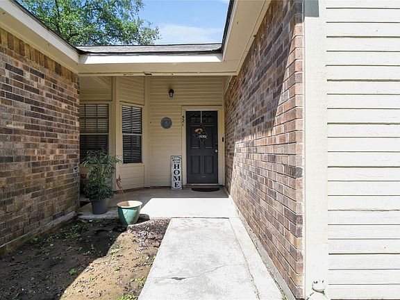 3rd image of 521 Country Ln