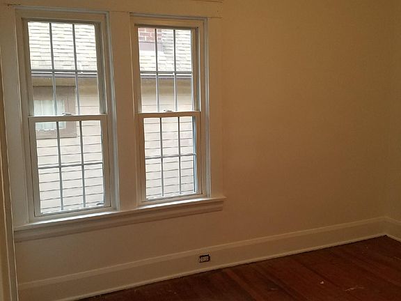 5th image of 555 W Ravenwood Ave
