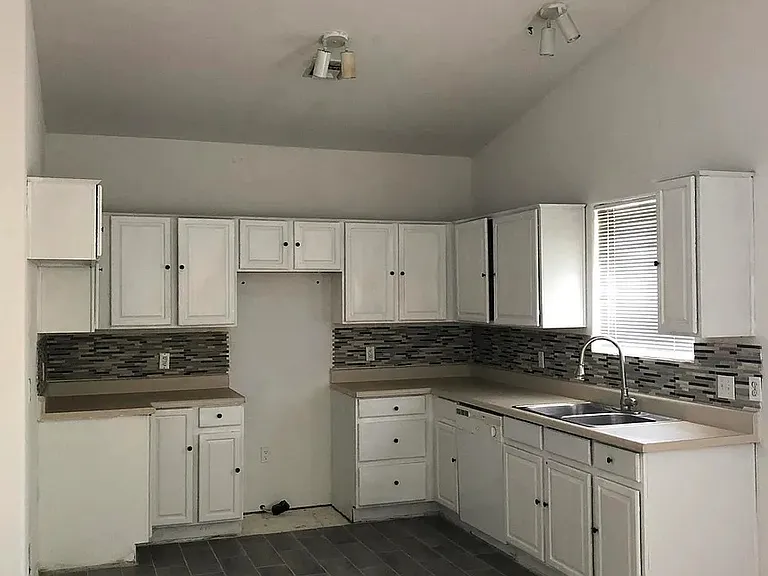 271 S 16th Ave — Photo 5
