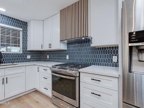 3rd image of 1530 W GLENROSA Avenue
