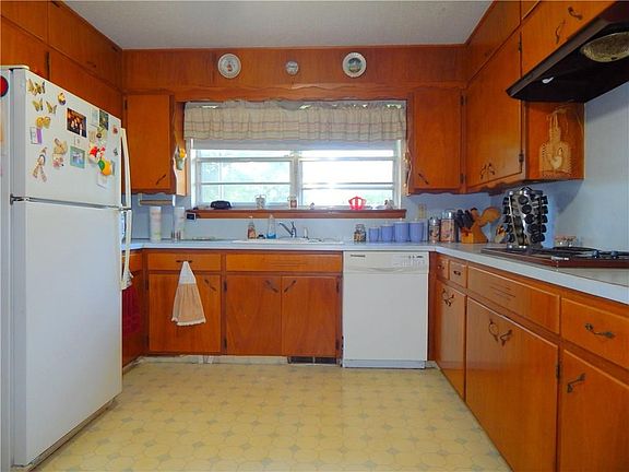 4th image of 220 Brent St