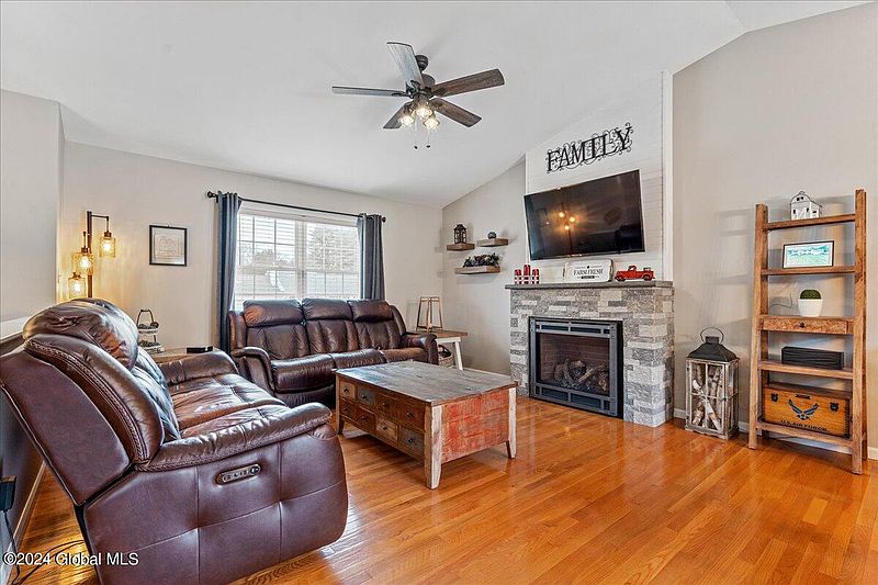 3rd image of 5 Meadow Drive