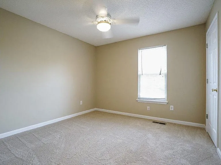 1935 Venesa Cir — Photo 39