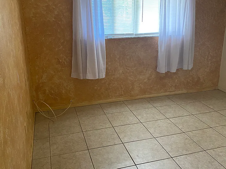 12205 Genoa Dr #4 — Photo 7