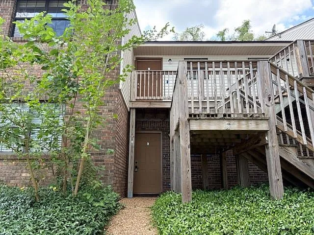 1104 Greentree Ct — Photo 2