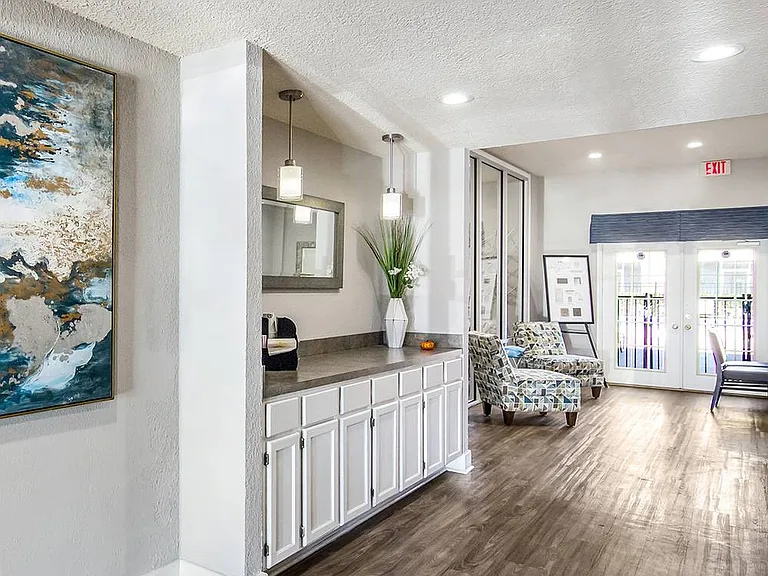 Laurel Pointe — Photo 12