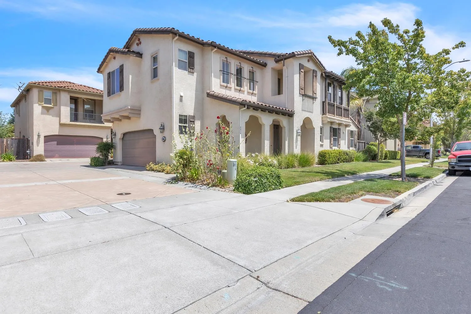 4 bed, 2.5 bath, 2216 sqft, $3,100 — Photo 2