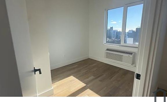 4th image of 401 Beach 30th St Room 2