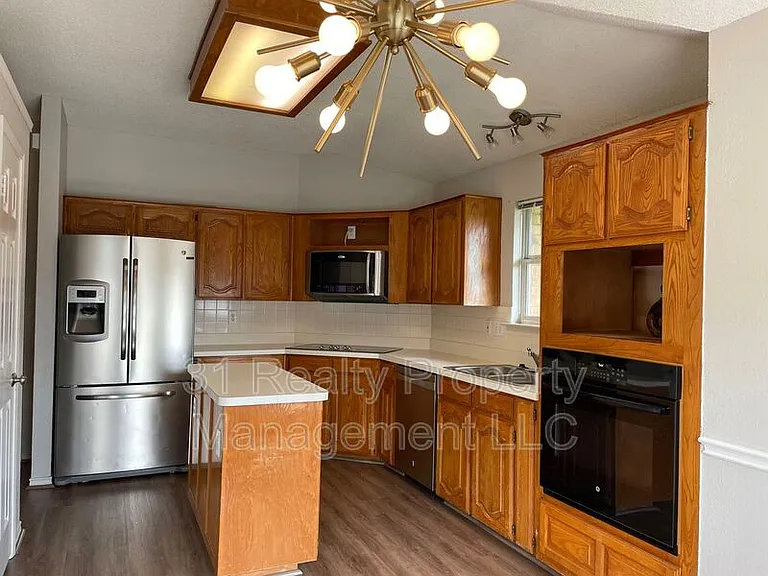 1304 Rosewood Ln — Photo 2
