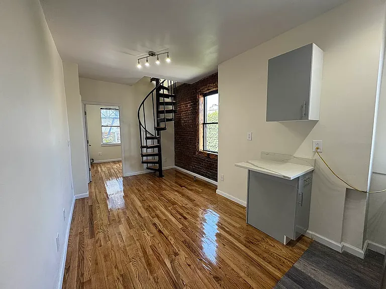 536 E 5th St #21 — Photo 6