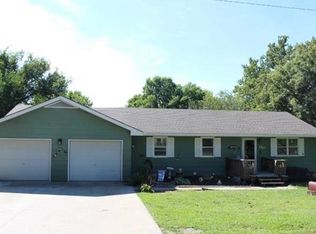 610 Ridgeway Dr, Tonganoxie, KS 66086