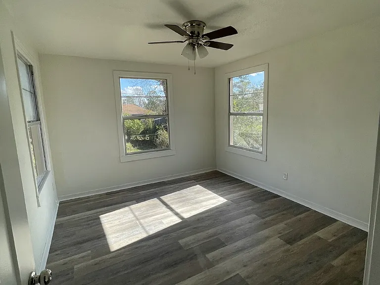 807 Kings Rd — Photo 3