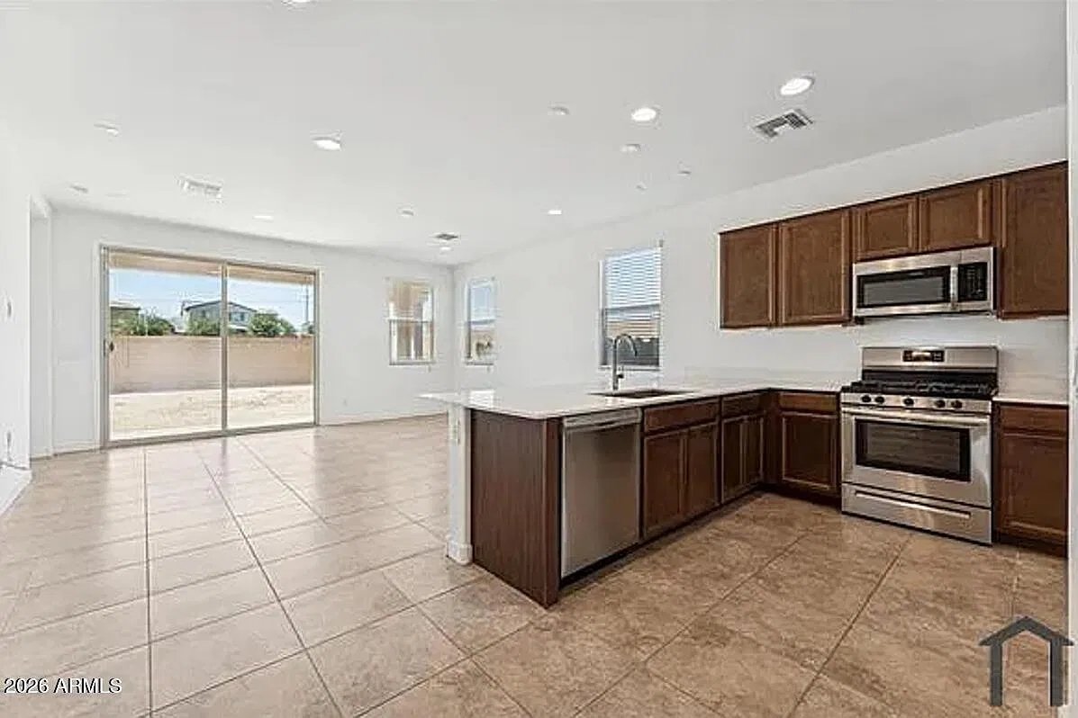 3 bed, $2,199 — Photo 2