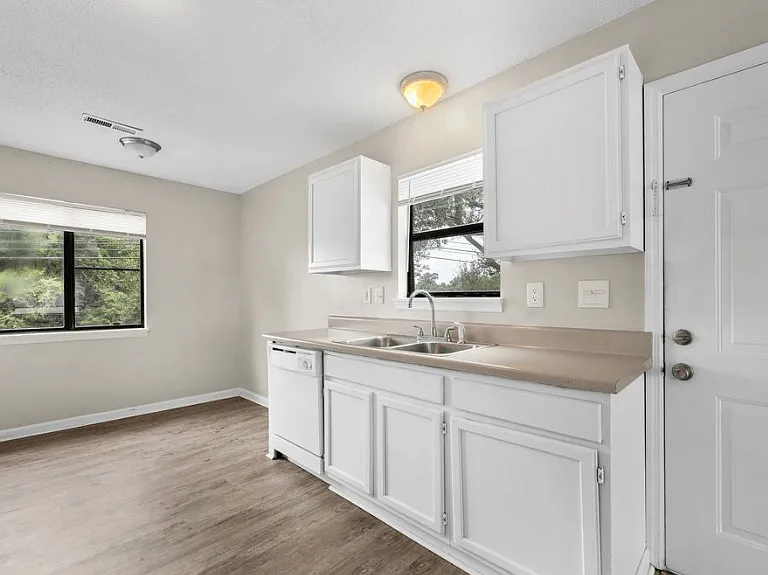 Central Oaks Apartments — Photo 20