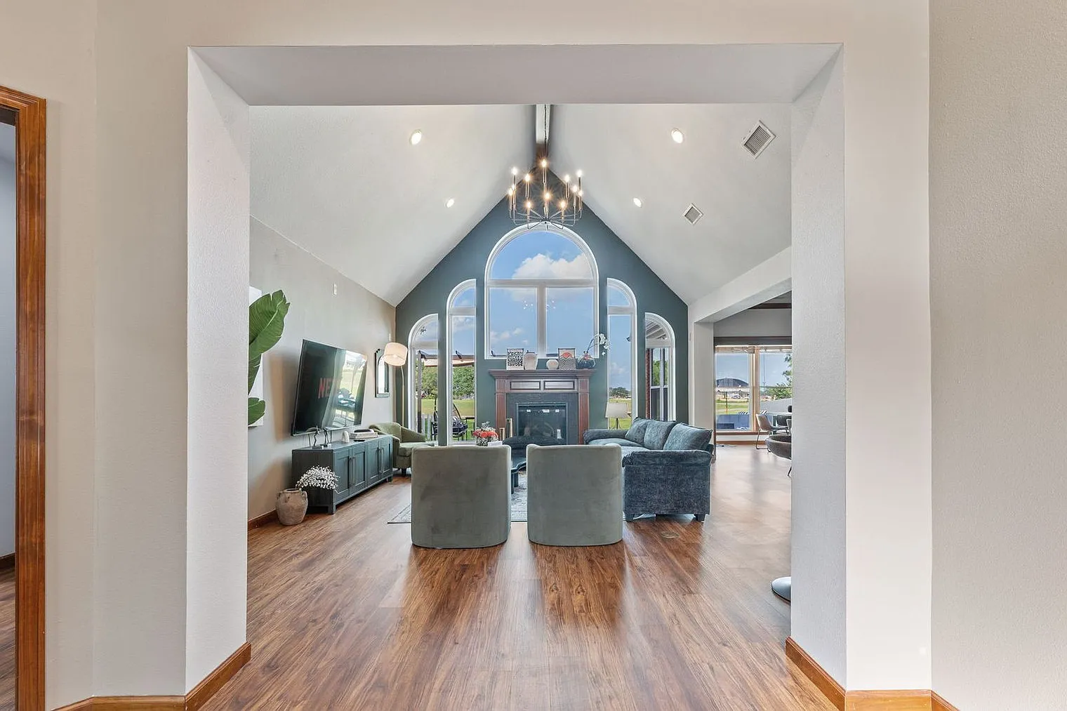 5 bed, 2.0 bath, 2389 sqft, $13,741 — Photo 3