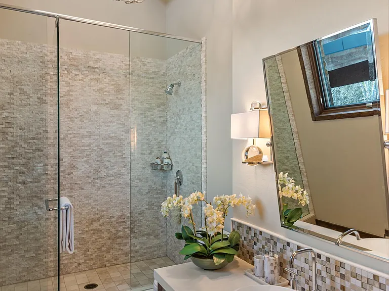 1044 Two Creeks Dr — Photo 25