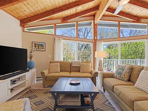 5th image of 203 N Niantic Dr