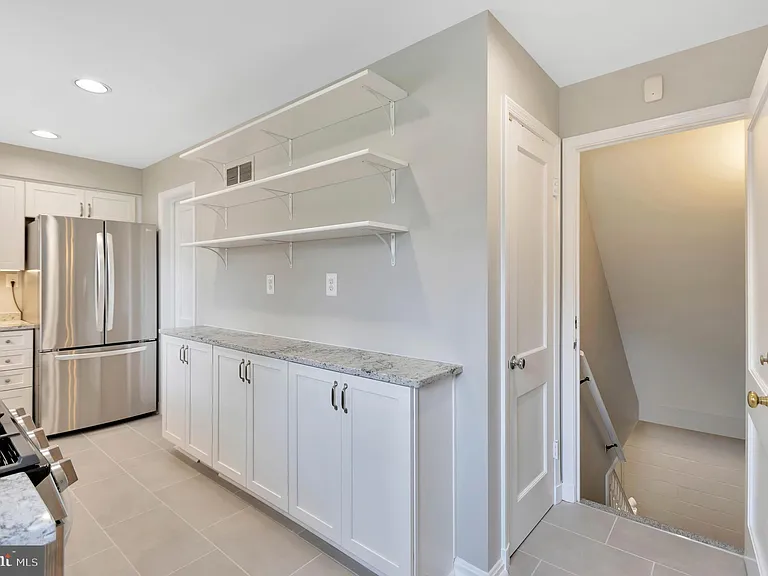 970 N Quintana St — Photo 11