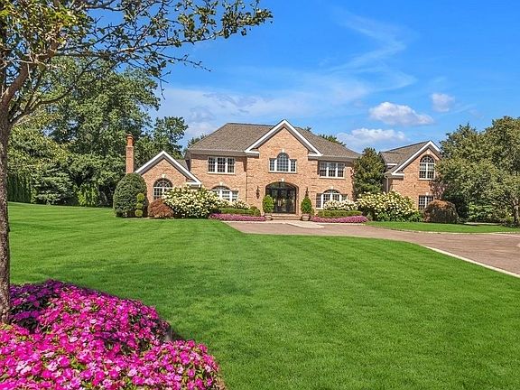 2nd image of 4 Clover Ct