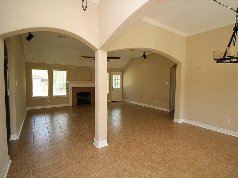 1504 Glen Oaks Dr — Photo 4