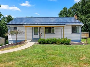 7 Oxford Dr, Coraopolis, PA 15108