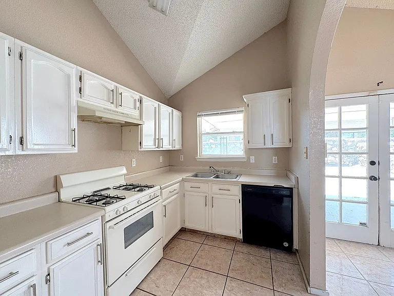 11073 Nathan Bay Dr — Photo 8