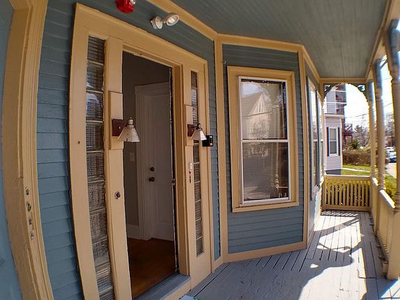 Entrance porch (with sitting).