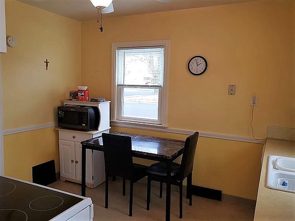 Dine-in kitchen