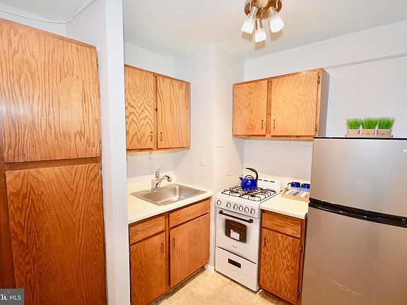 5th image of 801 N Pitt St APT 518